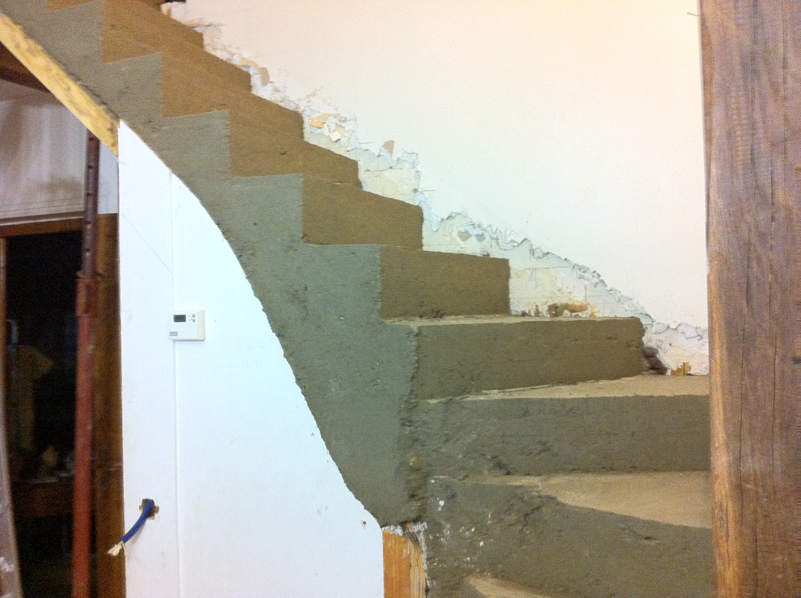 escalier-bois-10-travaux-creation-pendant-decoffrer-béton-texas-batiment-min