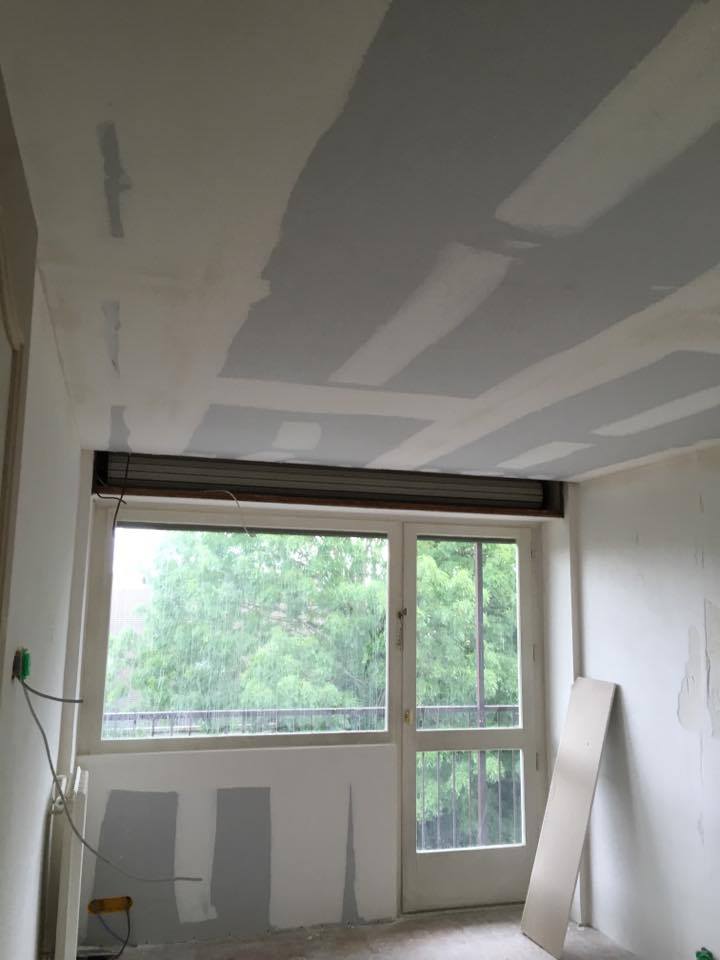 travaux-de-renovation-peinture-bande-enduit-menuiserie-platrerie-villiers-sur-marne-chambre-avec-balcon-a-1-maghawry-texas-batiment-rge-min