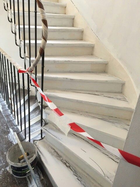 travaux-renovation-11-escalier-bois-peinture-immeuble-texas-batiment-min