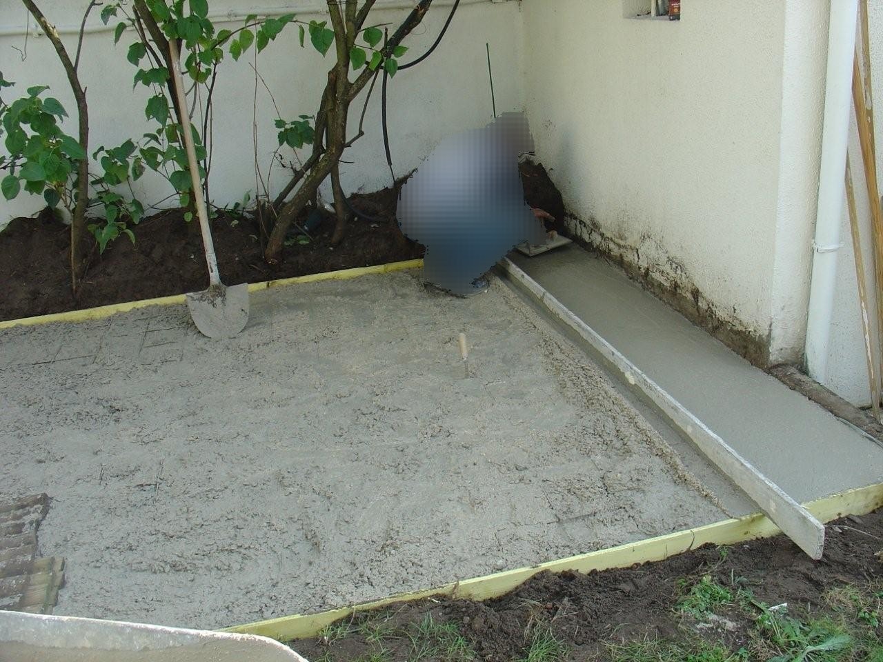 travaux-amenagement-jardin-4-decaissement-graviers-ferraillage -coulage-d’une-dalle-en-beton-texas-batiment-rge-min