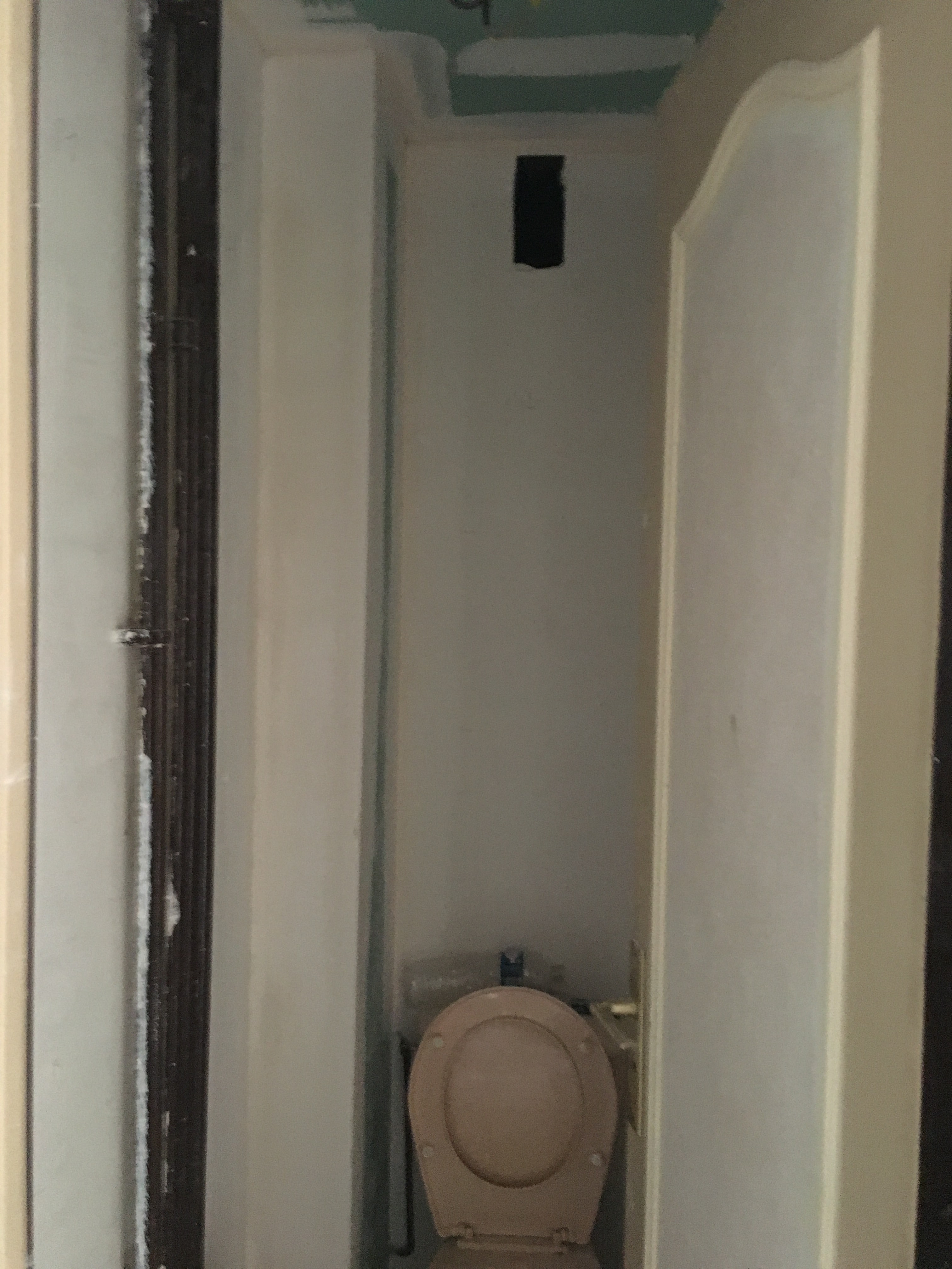 travaux-de-renovation-peinture-menuiserie-platrerie-villiers-sur-marne-toilette-wc-1-maghawry-texas-batiment-rge-min